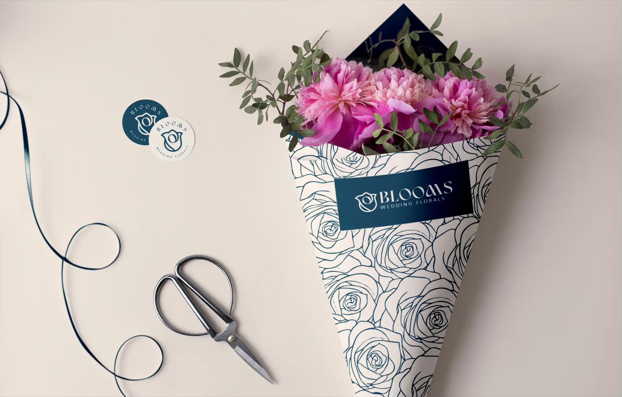 Diseño de branding para floristería de bodas, con logotipo y empaque atractivo.