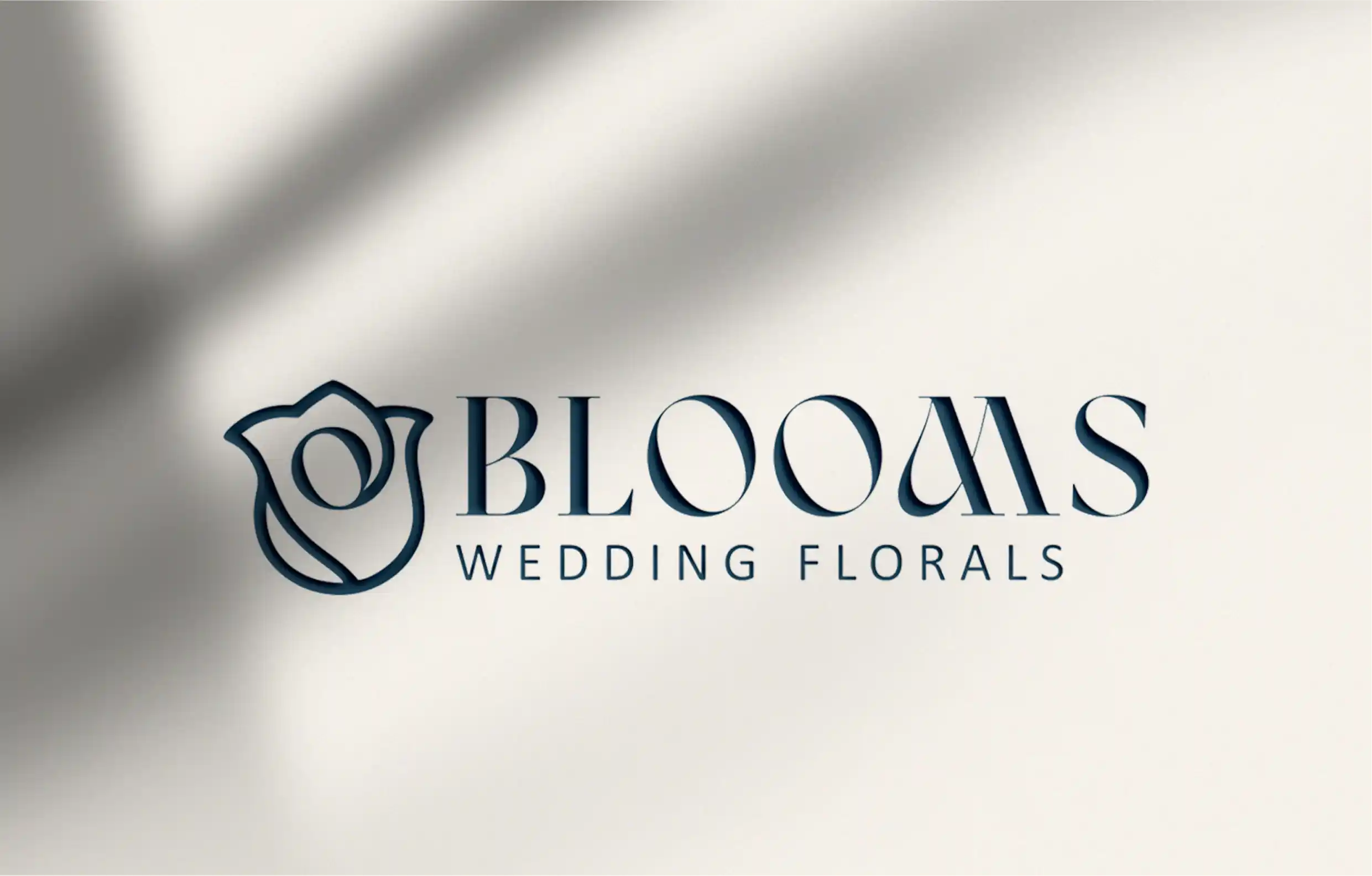 Diseño de logotipo elegante para Blooms Wedding Florals, que muestra una marca sofisticada.